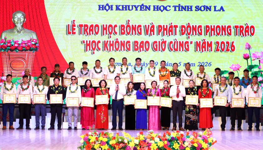Hội Khuyến học tỉnh Sơn La trao tặng 189 c&aacute; nh&acirc;n ti&ecirc;u biểu học bổng "Học kh&ocirc;ng bao giờ c&ugrave;ng" năm 2026 - Ảnh 3.