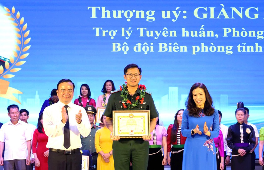 Hội Khuyến học tỉnh Sơn La trao tặng 189 c&aacute; nh&acirc;n ti&ecirc;u biểu học bổng "Học kh&ocirc;ng bao giờ c&ugrave;ng" năm 2026 - Ảnh 6.