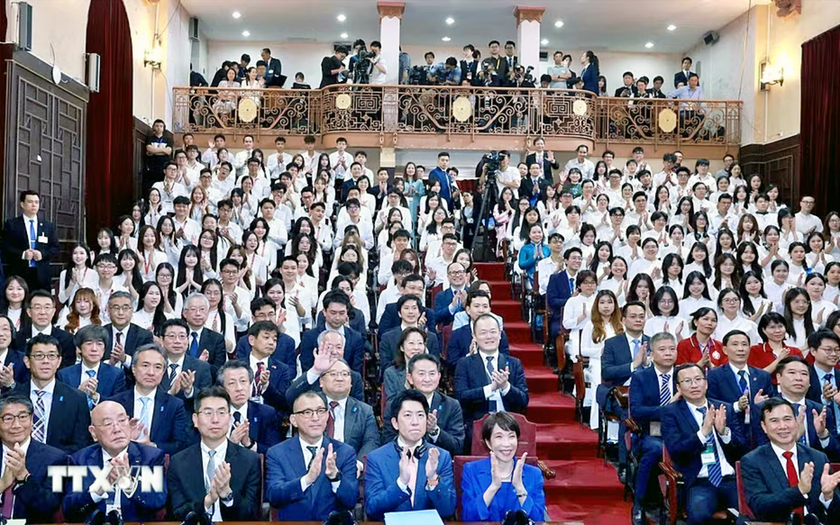 Thủ tướng Nhật Bản Takaichi Sanae ph&aacute;t biểu ch&iacute;nh s&aacute;ch tại Đại học Quốc gia H&agrave; Nội - Ảnh 4.