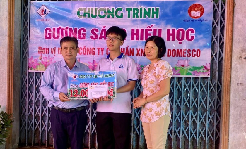 Trao học bổng Gương s&aacute;ng hiếu học cho sinh vi&ecirc;n ngh&egrave;o vượt kh&oacute; Nguyễn Gia Bảo (Đồng Th&aacute;p) - Ảnh 3.