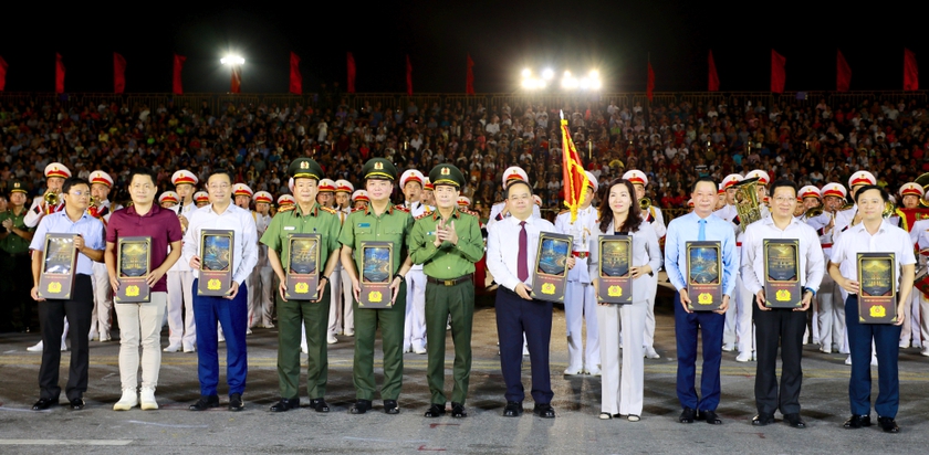 Ấn tượng đ&ecirc;m khai mạc Hội thao Qu&acirc;n sự, v&otilde; thuật v&agrave; thể thao C&ocirc;ng an nh&acirc;n d&acirc;n năm 2026 - Khu vực I - Ảnh 3.