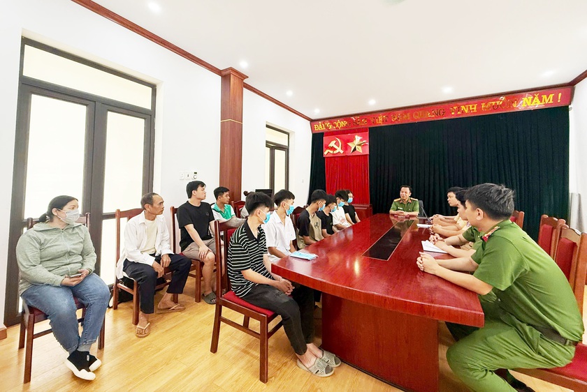 L&agrave;o Cai: Từ clip tr&ecirc;n mạng x&atilde; hội, xử l&yacute; nh&oacute;m học sinh lạng l&aacute;ch đ&aacute;nh v&otilde;ng xe m&aacute;y điện - Ảnh 2.