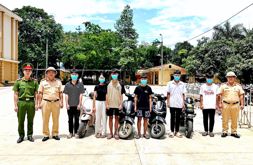 L&agrave;o Cai: Từ clip tr&ecirc;n mạng x&atilde; hội, xử l&yacute; nh&oacute;m học sinh lạng l&aacute;ch đ&aacute;nh v&otilde;ng xe m&aacute;y điện - Ảnh 1.