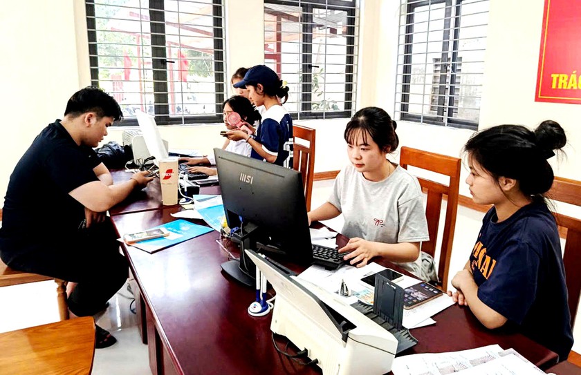 Học sinh v&ugrave;ng cao B&aacute;t X&aacute;t nộp hồ sơ x&eacute;t tuyển trực tuyến v&agrave;o c&aacute;c trường đại học, cao đẳng - Ảnh 2.