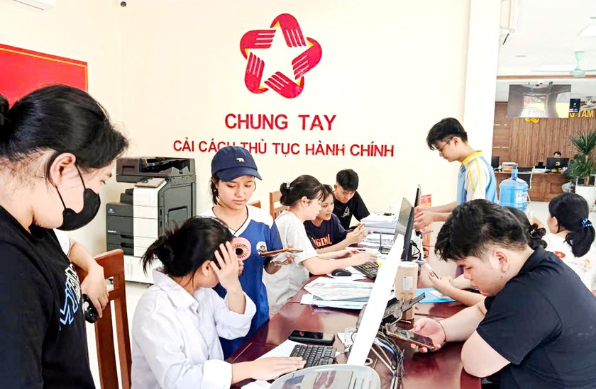 Học sinh v&ugrave;ng cao B&aacute;t X&aacute;t nộp hồ sơ x&eacute;t tuyển trực tuyến v&agrave;o c&aacute;c trường đại học, cao đẳng - Ảnh 1.