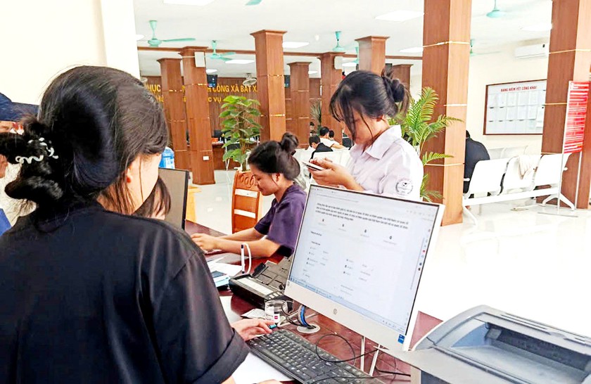 Học sinh v&ugrave;ng cao B&aacute;t X&aacute;t nộp hồ sơ x&eacute;t tuyển trực tuyến v&agrave;o c&aacute;c trường đại học, cao đẳng - Ảnh 3.
