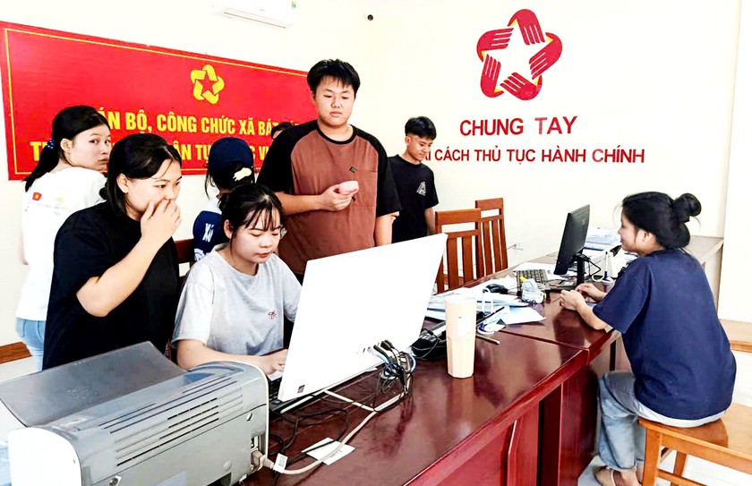 Học sinh v&ugrave;ng cao B&aacute;t X&aacute;t nộp hồ sơ x&eacute;t tuyển trực tuyến v&agrave;o c&aacute;c trường đại học, cao đẳng - Ảnh 4.