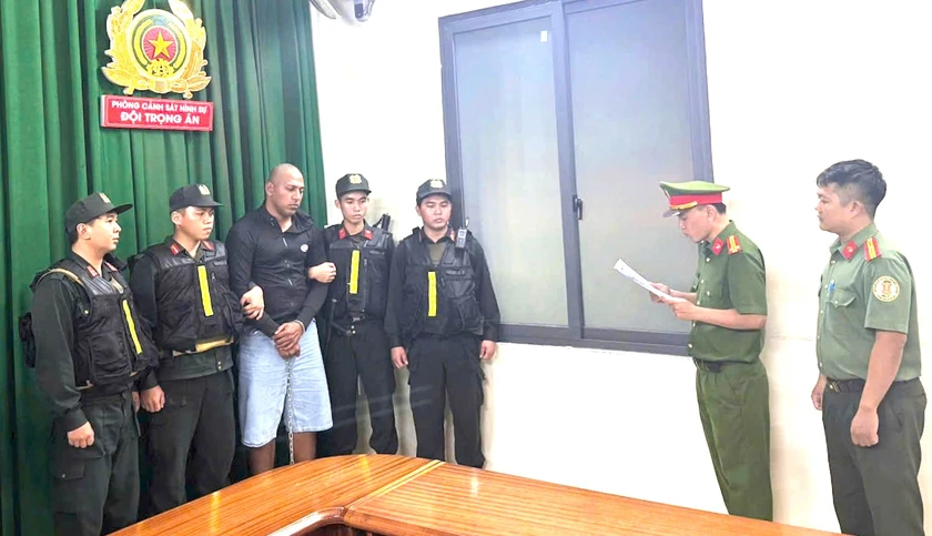 C&ocirc;ng an Th&agrave;nh phố Hồ Ch&iacute; Minh ph&aacute; nhanh vụ giết người bằng vũ kh&iacute; qu&acirc;n dụng, bắt giữ 2 nghi phạm nước ngo&agrave;i - Ảnh 3.