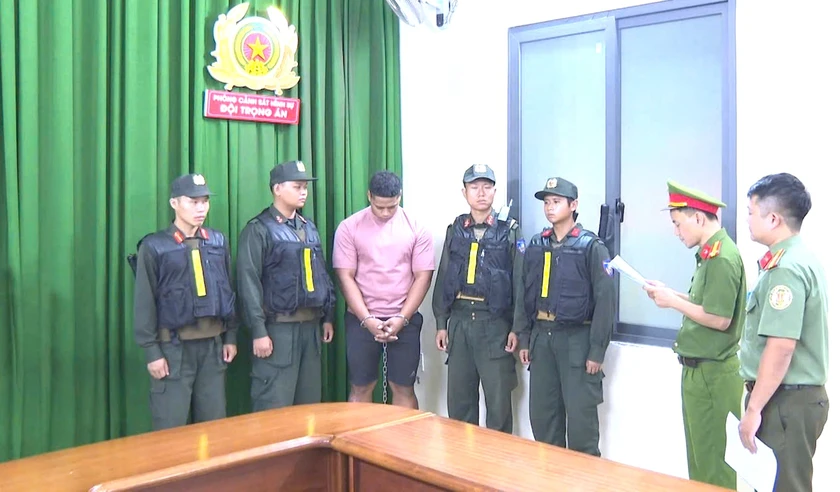 C&ocirc;ng an Th&agrave;nh phố Hồ Ch&iacute; Minh ph&aacute; nhanh vụ giết người bằng vũ kh&iacute; qu&acirc;n dụng, bắt giữ 2 nghi phạm nước ngo&agrave;i - Ảnh 4.