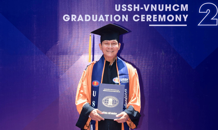 Cử nh&acirc;n U70 v&agrave; h&agrave;nh tr&igrave;nh học tiếng Anh l&uacute;c nửa đ&ecirc;m - Ảnh 1.