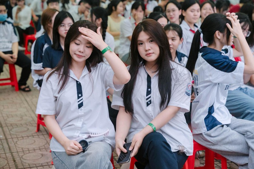 Sĩ tử thi vào lớp 10 trước giờ G: Chúng ta đang mang gì vào phòng thi? - Ảnh 1.