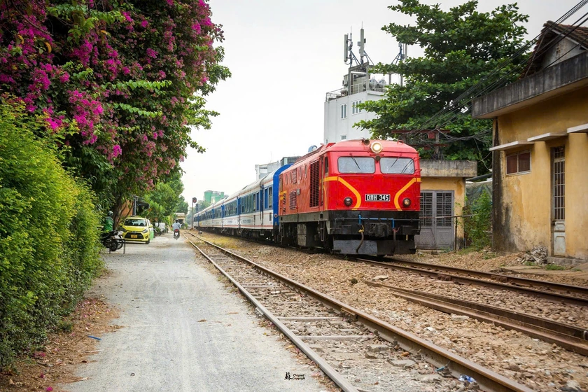 Camera đường sắt giám sát 24/24: Hàng trăm trường hợp vi phạm - Ảnh 1.