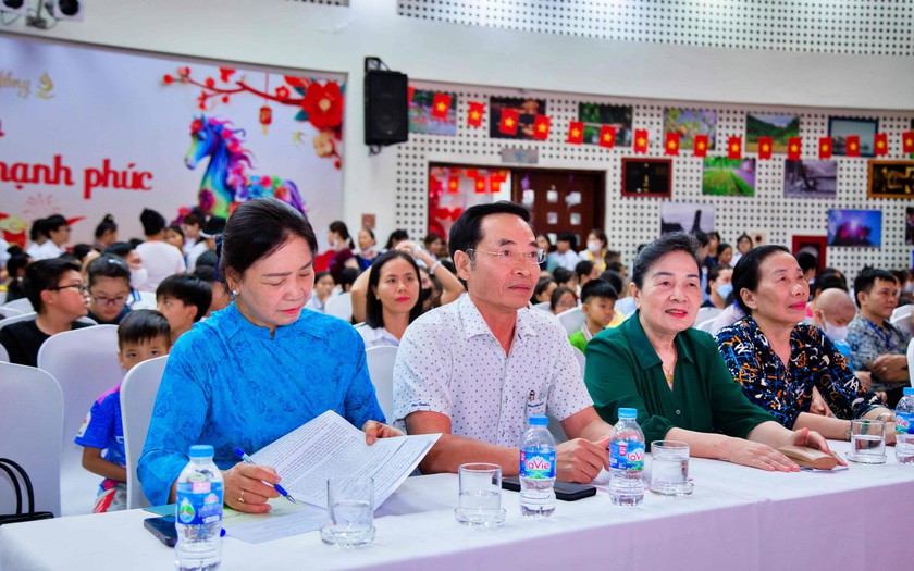 Trao học bổng "Cùng em đến trường" cho trẻ em đang điều trị tại Viện Huyết học và Truyền máu Trung ương - Ảnh 1.