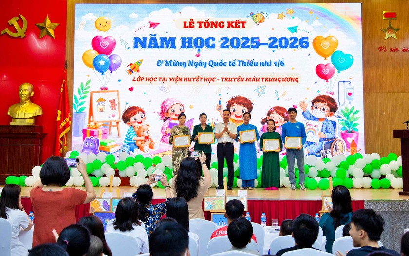 Trao học bổng "Cùng em đến trường" cho trẻ em đang điều trị tại Viện Huyết học và Truyền máu Trung ương - Ảnh 6.
