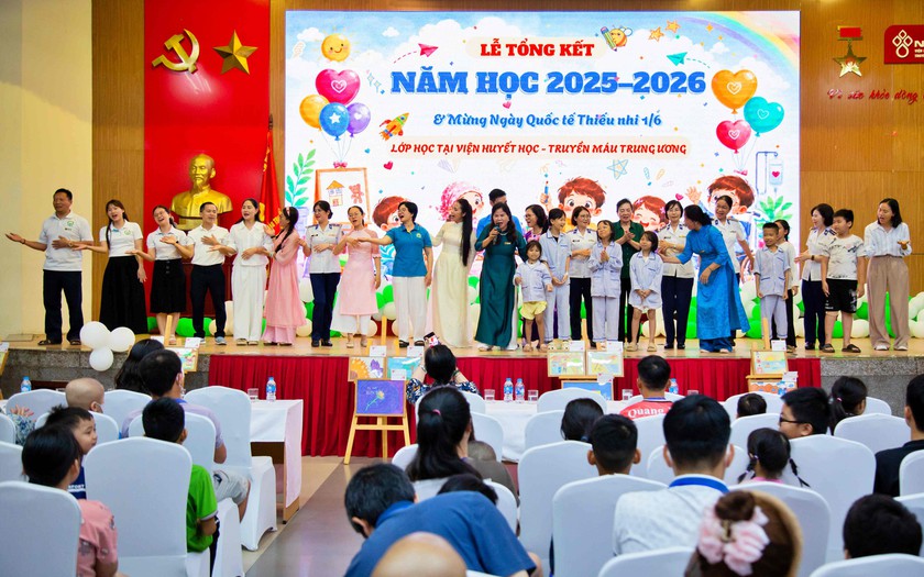 Trao học bổng "Cùng em đến trường" cho trẻ em đang điều trị tại Viện Huyết học và Truyền máu Trung ương - Ảnh 3.
