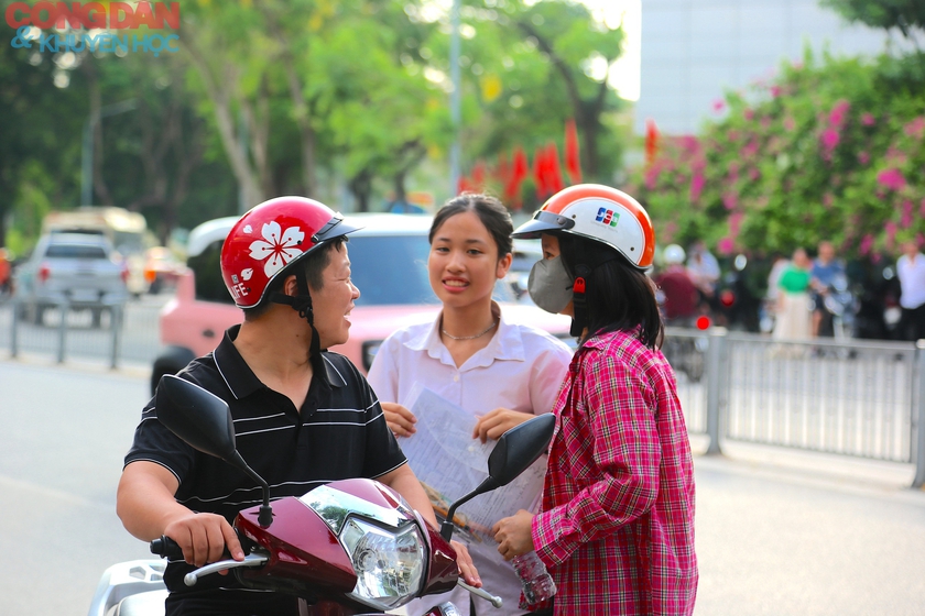 Thi vào lớp 10 Hà Nội: Phụ huynh mong con vững vàng hơn là điểm số - Ảnh 1.