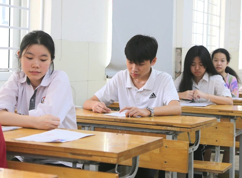 Thi v&agrave;o lớp 10 H&agrave; Nội: 409 th&iacute; sinh bỏ thi m&ocirc;n To&aacute;n, 2 th&iacute; sinh vi phạm quy chế - Ảnh 1.