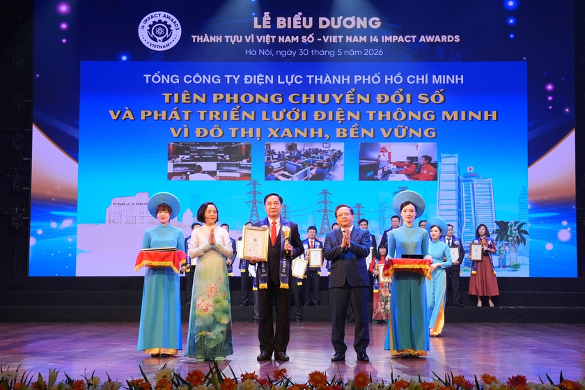 EVNHCMC v&agrave; &Ocirc;ng Phạm Quốc Bảo - Chủ tịch HĐTV được vinh danh tại Lễ biểu dương th&agrave;nh tựu v&igrave; Việt Nam số 2026 - Ảnh 2.