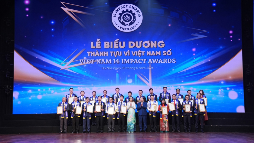 EVNHCMC v&agrave; &Ocirc;ng Phạm Quốc Bảo - Chủ tịch HĐTV được vinh danh tại Lễ biểu dương th&agrave;nh tựu v&igrave; Việt Nam số 2026 - Ảnh 1.