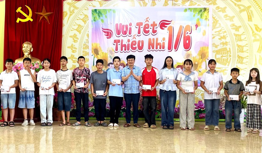 Trẻ em L&agrave;o Cai vui ng&agrave;y "Quốc tế thiếu nhi" 1-6 - Ảnh 1.