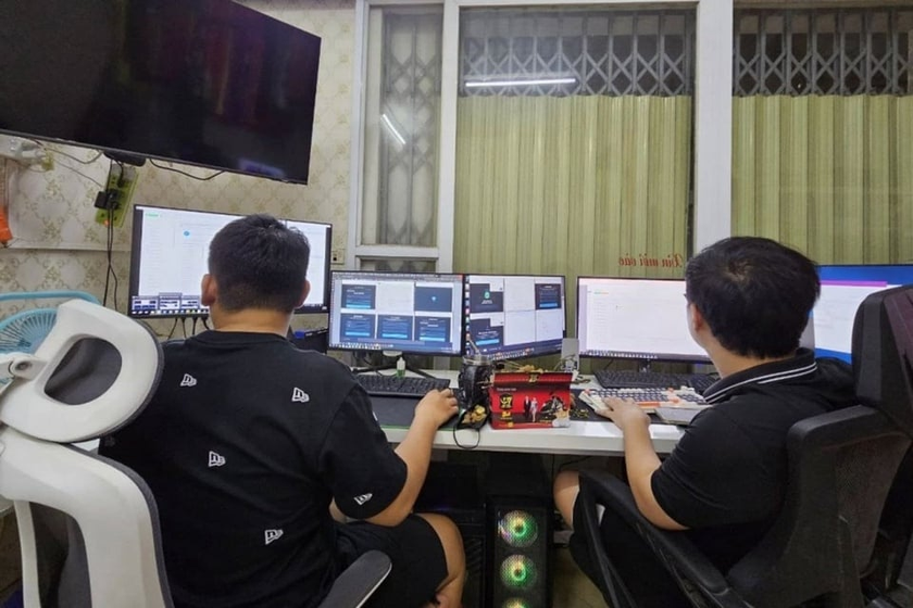B&ecirc;n trong những "n&ocirc;ng trại điện thoại": Cỗ m&aacute;y tạo tương t&aacute;c ảo vận h&agrave;nh ra sao? - Ảnh 2.