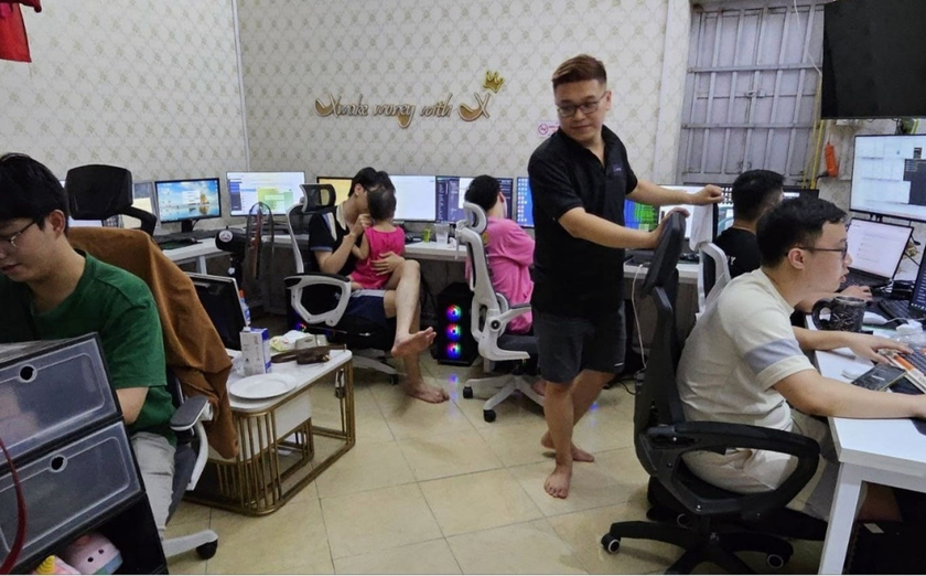 B&ecirc;n trong những "n&ocirc;ng trại điện thoại": Cỗ m&aacute;y tạo tương t&aacute;c ảo vận h&agrave;nh ra sao? - Ảnh 3.