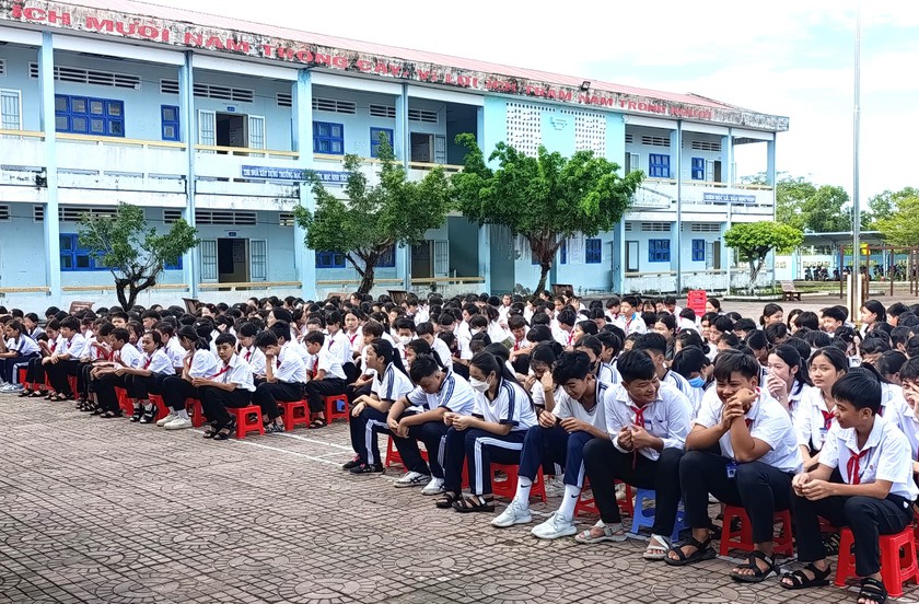 Đ&igrave;nh chỉ điều tra vụ cựu hiệu trưởng ở C&agrave; Mau: Khi "c&aacute;i l&yacute;" chạm đến "c&aacute;i t&igrave;nh - Ảnh 1.