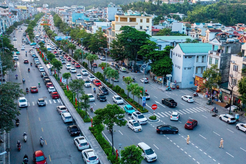 Tr&ecirc;n 1,3 triệu lượt du kh&aacute;ch đến Quảng Ninh trong 2 kỳ nghỉ lễ - Ảnh 2.