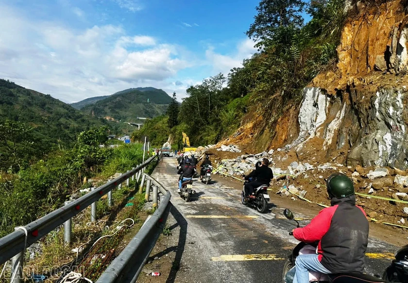 Đ&atilde; th&ocirc;ng xe đoạn sạt lở tr&ecirc;n quốc lộ 4D L&agrave;o Cai &ndash; Sa Pa - Ảnh 1.