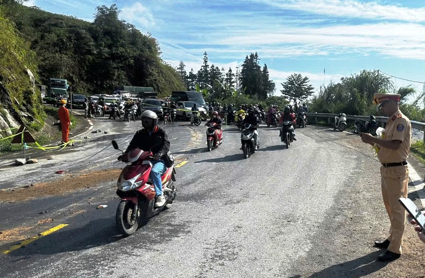 Đ&atilde; th&ocirc;ng xe đoạn sạt lở tr&ecirc;n quốc lộ 4D L&agrave;o Cai &ndash; Sa Pa - Ảnh 4.