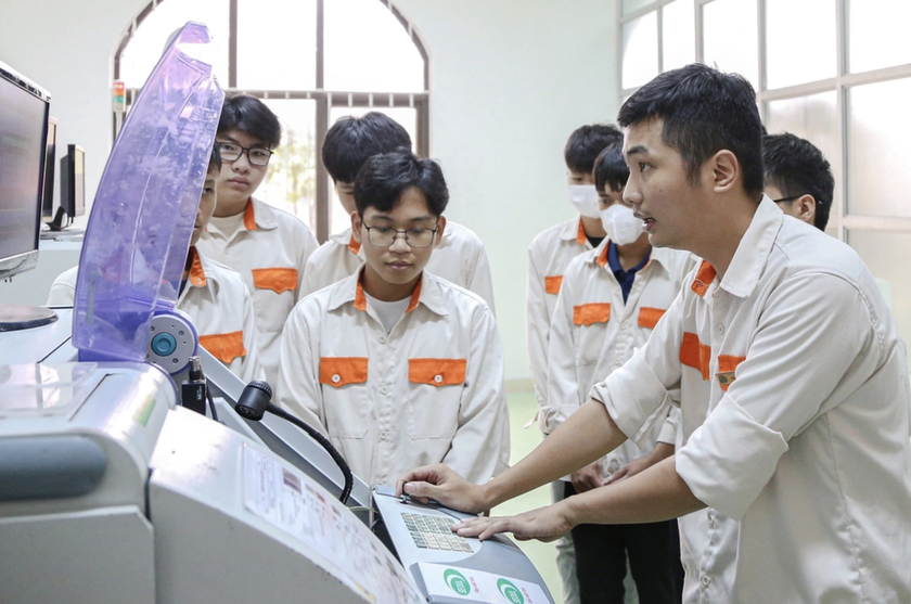 Học song song chương tr&igrave;nh gi&aacute;o dục thường xuy&ecirc;n v&agrave; trung cấp nghề c&oacute; được miễn học ph&iacute;? - Ảnh 1.