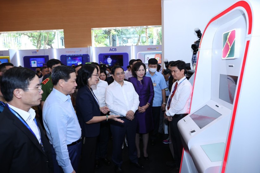Agribank chuyển đổi số gắn với ESG: Từ c&aacute;c Kiosk th&ocirc;ng minh đến kh&aacute;t vọng &ldquo;số h&oacute;a&rdquo; v&ugrave;ng bi&ecirc;n - Ảnh 1.