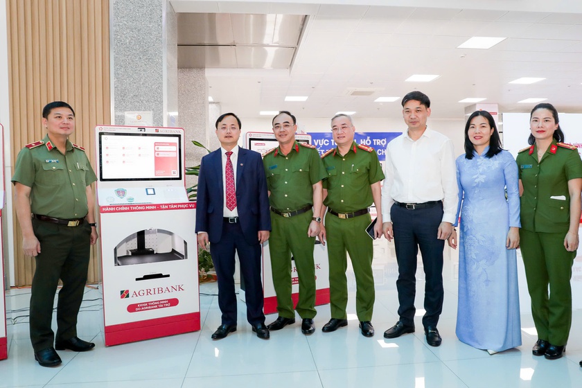 Agribank chuyển đổi số gắn với ESG: Từ c&aacute;c Kiosk th&ocirc;ng minh đến kh&aacute;t vọng &ldquo;số h&oacute;a&rdquo; v&ugrave;ng bi&ecirc;n - Ảnh 3.