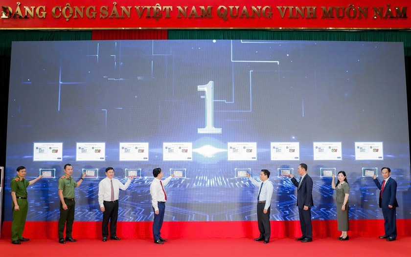 Agribank chuyển đổi số gắn với ESG: Từ c&aacute;c Kiosk th&ocirc;ng minh đến kh&aacute;t vọng &ldquo;số h&oacute;a&rdquo; v&ugrave;ng bi&ecirc;n - Ảnh 2.