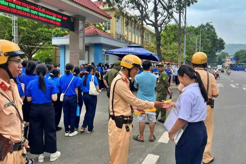 Cảnh sát giao thông Thành phố Hồ Chí Minh bảo đảm trật tự, an toàn kỳ thi tuyển sinh lớp 10 - Ảnh 3.