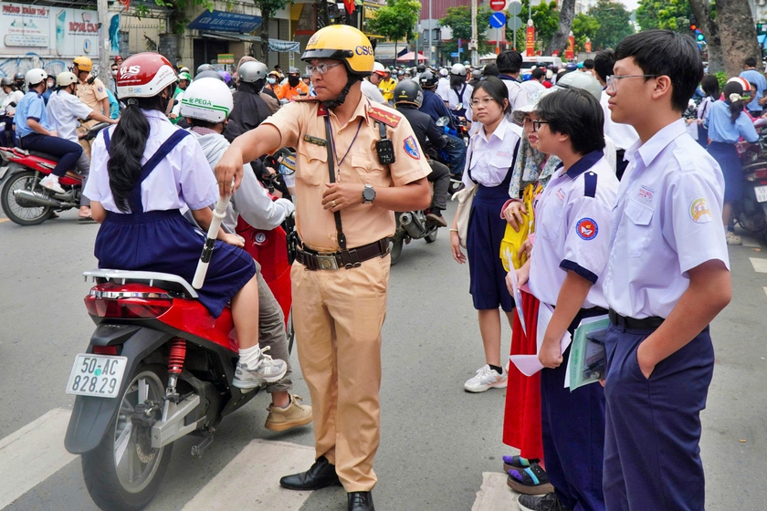 Cảnh sát giao thông Thành phố Hồ Chí Minh bảo đảm trật tự, an toàn kỳ thi tuyển sinh lớp 10 - Ảnh 4.