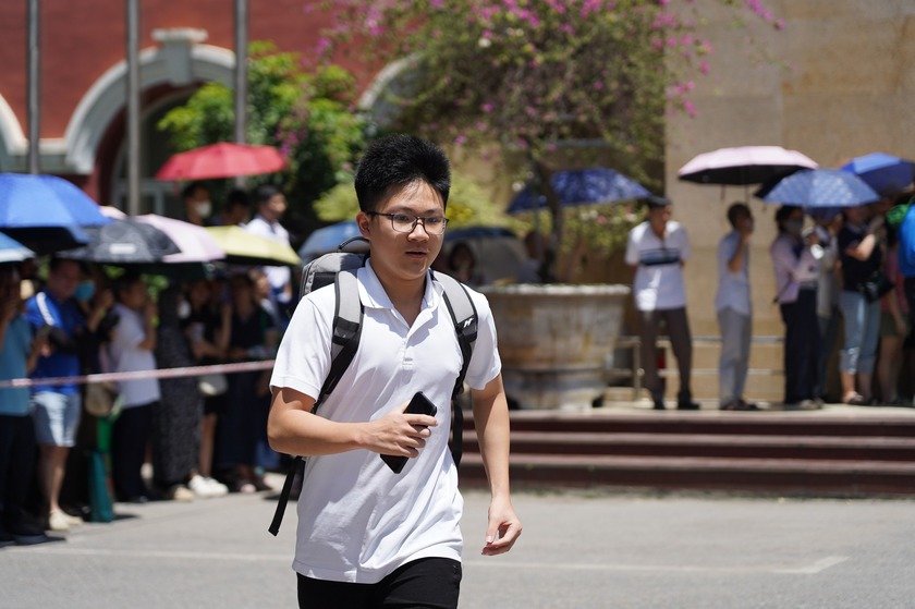 Điểm chuẩn vào lớp 10 chuyên Khoa học Tự nhiên, cao nhất chuyên Hoá 20,25 điểm - Ảnh 1.