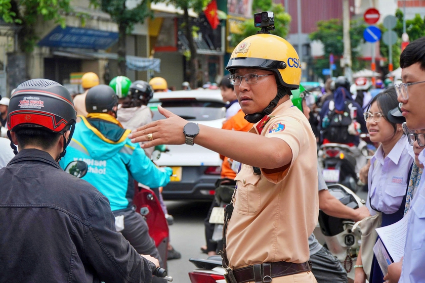 Cảnh sát giao thông Thành phố Hồ Chí Minh bảo đảm trật tự, an toàn kỳ thi tuyển sinh lớp 10 - Ảnh 2.