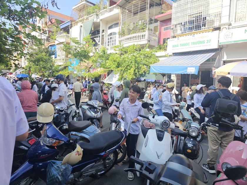 Th&iacute; sinh Hải Ph&ograve;ng ho&agrave;n th&agrave;nh m&ocirc;n thi to&aacute;n v&agrave;o lớp 10 - Ảnh 9.