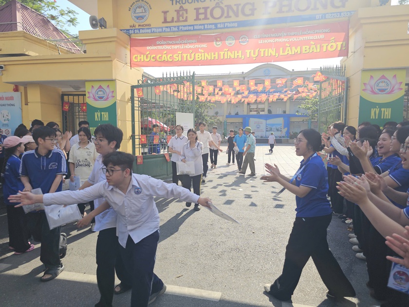 Th&iacute; sinh Hải Ph&ograve;ng ho&agrave;n th&agrave;nh m&ocirc;n thi to&aacute;n v&agrave;o lớp 10 - Ảnh 1.