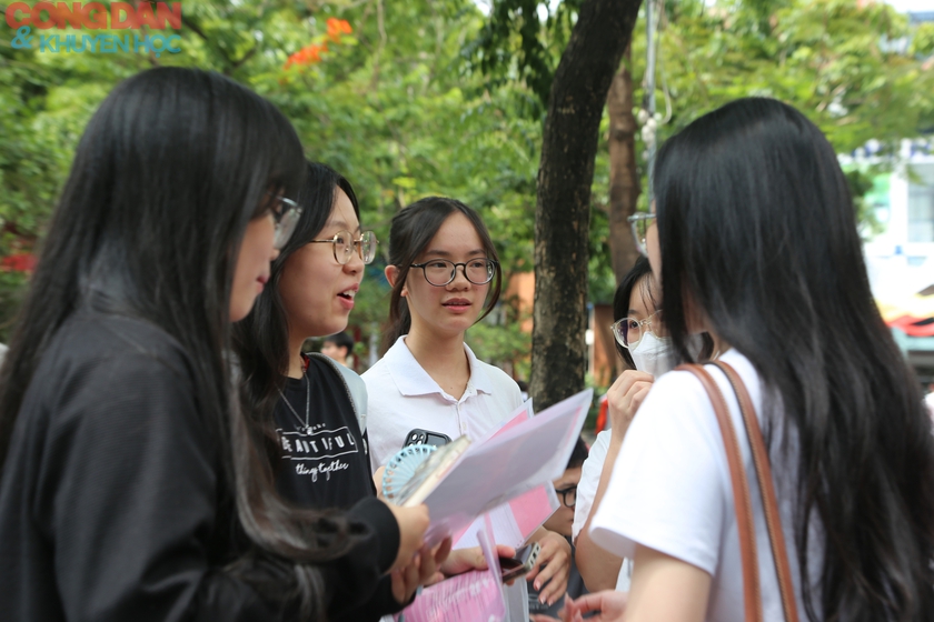 Hơn 1,2 triệu th&iacute; sinh bắt đầu thi m&ocirc;n Ngữ văn kỳ thi tốt nghiệp trung học phổ th&ocirc;ng 2026 - Ảnh 1.