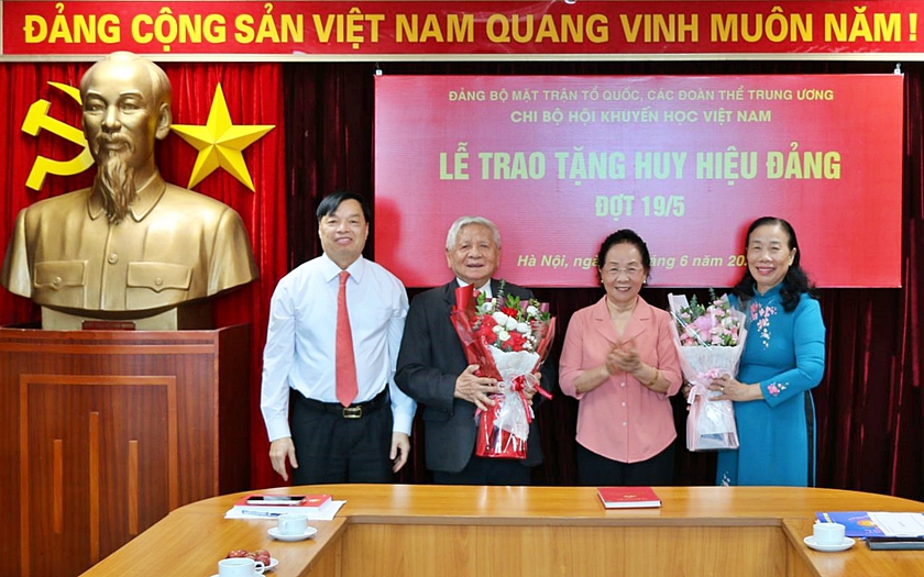 Chi bộ Hội Khuyến học Việt Nam trao tặng Huy hiệu 65 năm và 45 năm tuổi Đảng - Ảnh 1.