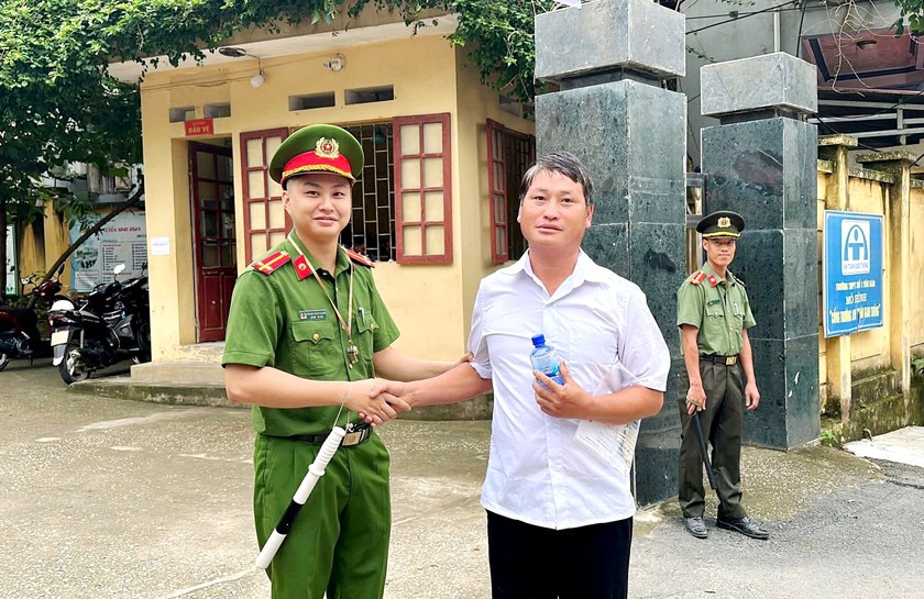  L&agrave;o Cai: B&iacute; thư Chi bộ 36 tuổi, ở v&ugrave;ng cao Nậm Ch&agrave;y, dự thi tốt nghiệp THPT c&ugrave;ng học sinh lớp 12  - Ảnh 1.