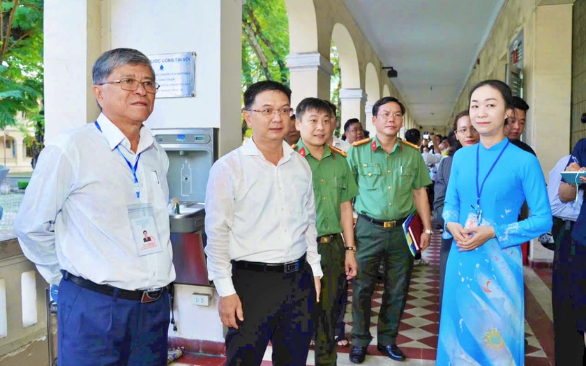 Lãnh đạo UBND Thành phố Hồ Chí Minh động viên thí sinh dự thi tốt nghiệp trung học phổ thông - Ảnh 1.
