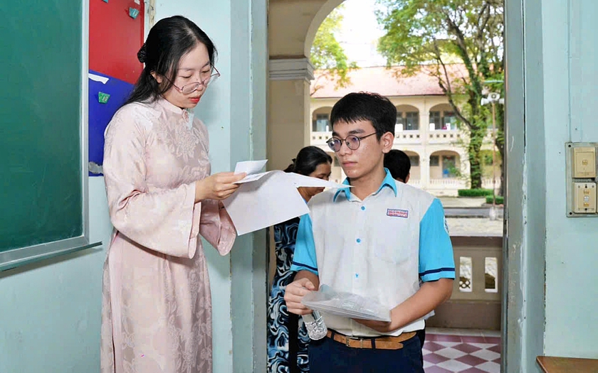 Lãnh đạo UBND Thành phố Hồ Chí Minh động viên thí sinh dự thi tốt nghiệp trung học phổ thông - Ảnh 2.