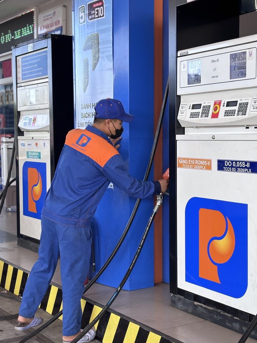 Xăng E10 được tiêu thụ tốt sau thời gian triển khai - Ảnh 1.