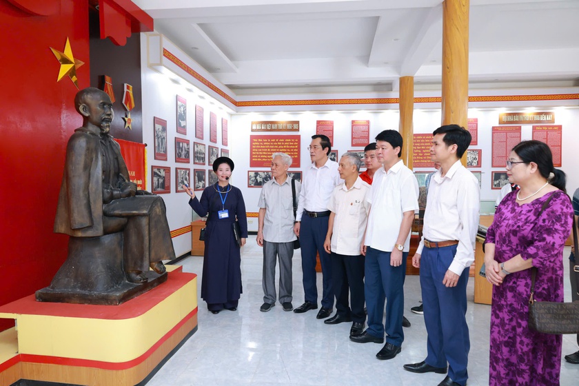 Người l&agrave;m b&aacute;o về nguồn, trao gửi tri thức cho cộng đồng - Ảnh 2.