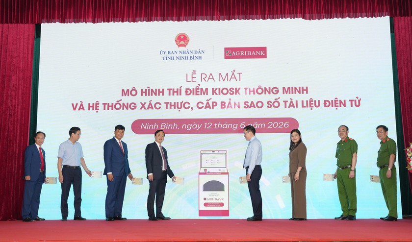 Agribank đồng h&agrave;nh c&ugrave;ng tỉnh Ninh B&igrave;nh triển khai m&ocirc; h&igrave;nh Kiosk th&ocirc;ng minh: &ldquo;C&uacute; h&iacute;ch&rdquo; chuyển đổi số h&agrave;nh ch&iacute;nh c&ocirc;ng- Ảnh 5.