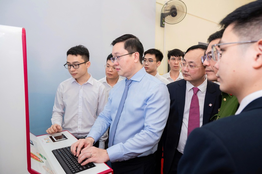 Agribank đồng h&agrave;nh c&ugrave;ng tỉnh Ninh B&igrave;nh triển khai m&ocirc; h&igrave;nh Kiosk th&ocirc;ng minh: &ldquo;C&uacute; h&iacute;ch&rdquo; chuyển đổi số h&agrave;nh ch&iacute;nh c&ocirc;ng- Ảnh 7.