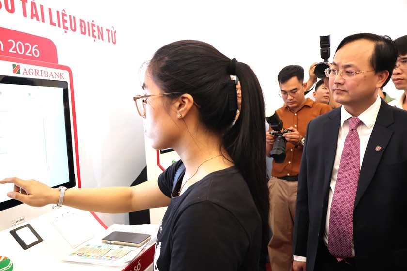 Agribank đồng h&agrave;nh c&ugrave;ng tỉnh Ninh B&igrave;nh triển khai m&ocirc; h&igrave;nh Kiosk th&ocirc;ng minh: &ldquo;C&uacute; h&iacute;ch&rdquo; chuyển đổi số h&agrave;nh ch&iacute;nh c&ocirc;ng- Ảnh 9.